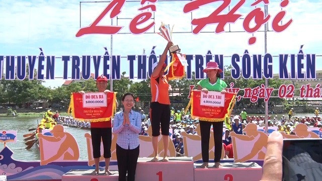 Quảng Bình: Rộn ràng Lễ hội đua thuyền mừng Tết Độc lập - 6 Ban tổ chức trao giải cho các đội đua