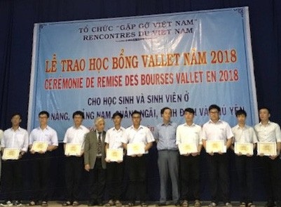 243 học sinh miền Trung nhận học bổng Vallet - 1 Các học sinh, sinh viên miền Trung vừa nhận học bổng Vallet năm 2018