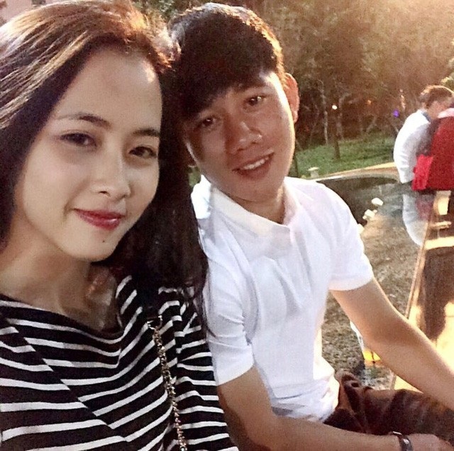 Bạn gái xinh như mộng của những “người hùng” U23 và “đại gia ngầm” của Vbiz - 5 Với khả năng nhạy bén, nhiều cư dân mạng đã nhanh chóng phát hiện ra Minh Vương đã là “hoa có chủ”. Trên trang cá nhân, anh chàng không ngại công khai cô bạn gái có vẻ ngoài vô cùng xinh xắn, ưa nhìn.