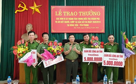 Hành trình khám phá vụ giết người, dìm xác dưới hồ câu - 3 Đại tá Phạm Hồng Sơn, Giám đốc Công an tỉnh Bắc Ninh trao thưởng cho các đơn vị có thành tích phá án