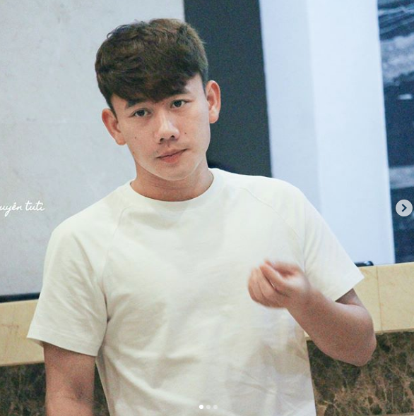 Bạn gái xinh như mộng của những “người hùng” U23 và “đại gia ngầm” của Vbiz - 4 Sau pha làm bàn tuyệt đẹp vào lưới Olympic Hàn Quốc, Minh Vương trở thành cái tên được nhiều CĐV nữ tìm kiếm.