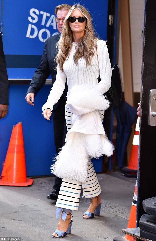 Elle Macpherson trẻ trung đáng kinh ngạc ở tuổi 54 - 1 
Elle Macpherson sải bước sành điệu trên đường phố New York ngày 18/9 vừa qua. Thật khó tin là Elle Macpherson đã bước qua tuổi 54