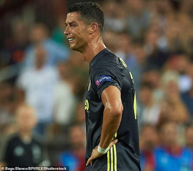 Valencia 0-2 Juventus: C.Ronaldo bị đuổi, hai quả phạt đền bất ngờ - 3
C.Ronaldo khóc như mưa sau khi bị đuổi