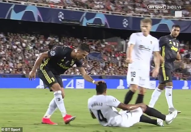 Valencia 0-2 Juventus: C.Ronaldo bị đuổi, hai quả phạt đền bất ngờ - 4
Tình huống khiến CR7 nhận thẻ đỏ