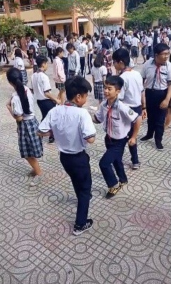 Học sinh trường THCS Nguyễn Thái Bình nhảy cha cha rất dẻo và đẹp - 1 Em Thịnh và em Sang, lớp 9/1 chính là 2 nam sinh nhảy rất đẹp trong clip được cộng đồng mạng chia sẻ.