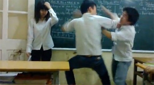 Mâu thuẫn từ việc mượn sách, nam sinh lớp 10 đâm trọng thương bạn học - 1
Mâu thuẫn từ việc mượn sách, nam sinh mang dao bầu đâm trọng thương bạn học (ảnh minh họa)