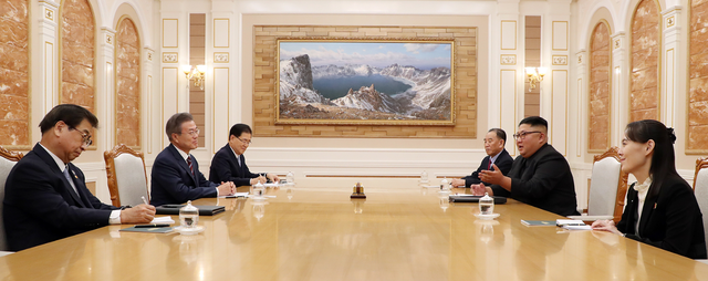 Em gái tất bật tháp tùng ông Kim Jong-un tại thượng đỉnh liên Triều - 4
Trong phiên làm việc đầu tiên giữa 2 nhà lãnh đạo, bà Kim cũng ngồi sát cạnh anh trai. Sự xuất hiện của bà cho thấy ông Kim Jong-un thực sự tin cậy và coi em gái là một trợ lý thân cận.