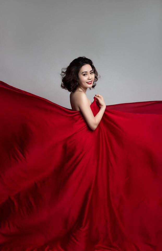 Kim Oanh Phan xuất hiện rạng rỡ bên cạnh “Táo Kinh tế” Quang Thắng - 4 Lý giải về điều này, Kim Oanh Phan cho biết: “Thời gian qua, tôi bận tập trung kinh doanh cơ sở làm đẹp cùng ca sĩ Khánh Phương và có nguồn vốn đầu tư khá lớn. Chính vì thể tôi gác lại mọi hoạt động khác để tập trung cho phát triển kinh doanh”. Gặp lại cô em gái thân thiết tại sự kiện, Quang Thắng nhận xét, Kim Oanh Phan ngày rạng rỡ.