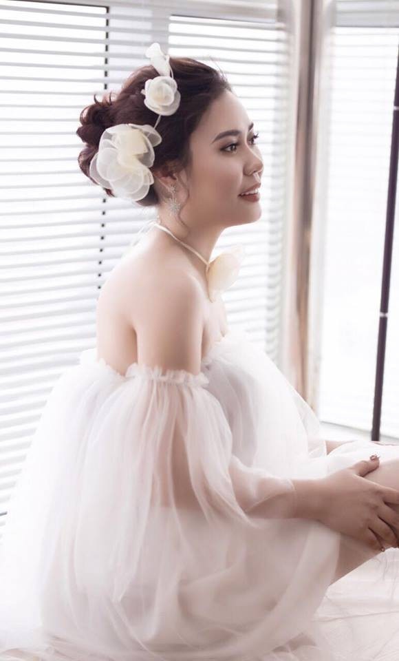 Kim Oanh Phan xuất hiện rạng rỡ bên cạnh “Táo Kinh tế” Quang Thắng - 2 Đạo diễn “Đại gia chân đất” Bình Trọng từng dành nhiều lời ưu ái cho cô: “Kim Oanh Phan tuy chỉ là một diễn viên tay ngang, không học bài bản nhưng khi ra trường quay tôi rất thích phong cách làm việc của cô ấy. Kim Oanh Phan đến rất đúng giờ và đặc biệt, phim thu tiếng đồng bộ nhưng cô thuộc thoại rất nhanh và không bị vấp, tác phong của một diễn viên chuyên nghiệp, chịu khó đầu tư cho vai diễn. Tôi tin, Kim Oanh Phan sẽ còn có nhiều bước tiến trong nghề”.