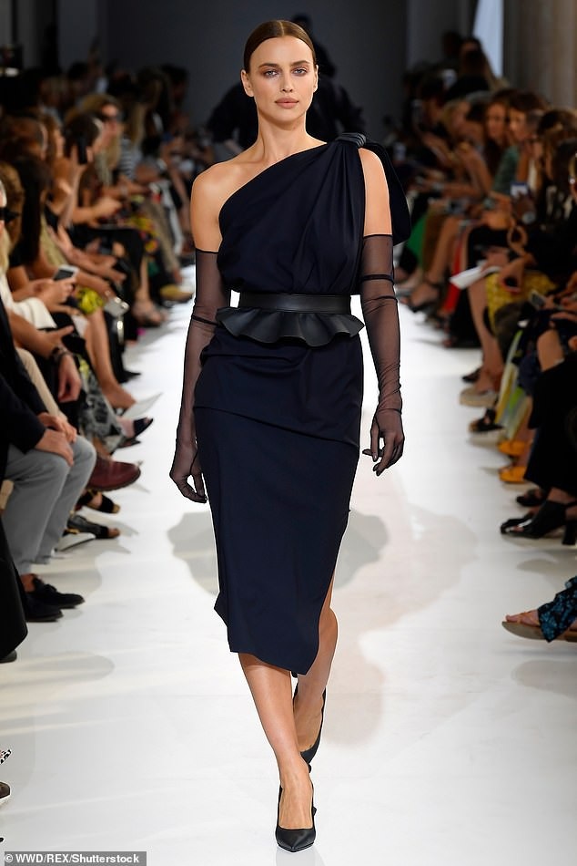 
Irina Shayk tái xuất trong show diễn của Max Mara tại Milan Fashion Week xuân hè 2019
