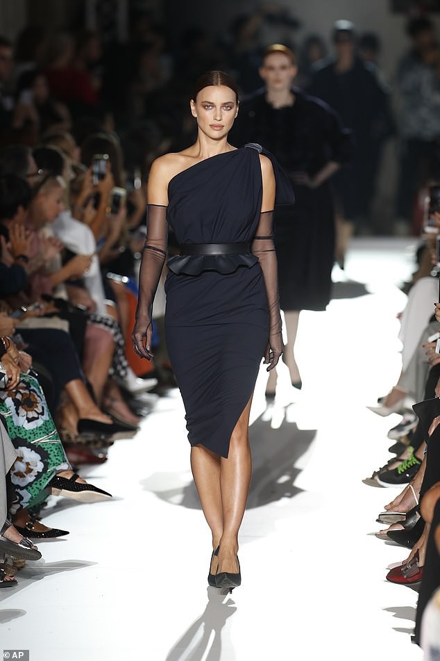 
Siêu mẫu 32 tuổi hầu như không còn trình diễn thời trang từ sau khi sinh con gái Lea 16 tháng trước
