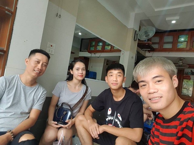 Sau thành công, các "soái ca" U23 Việt Nam lần lượt lộ bạn gái - 3 Nguyễn Huyền Trang (thứ hai từ trái sang) và Trọng Đại (áo đen)