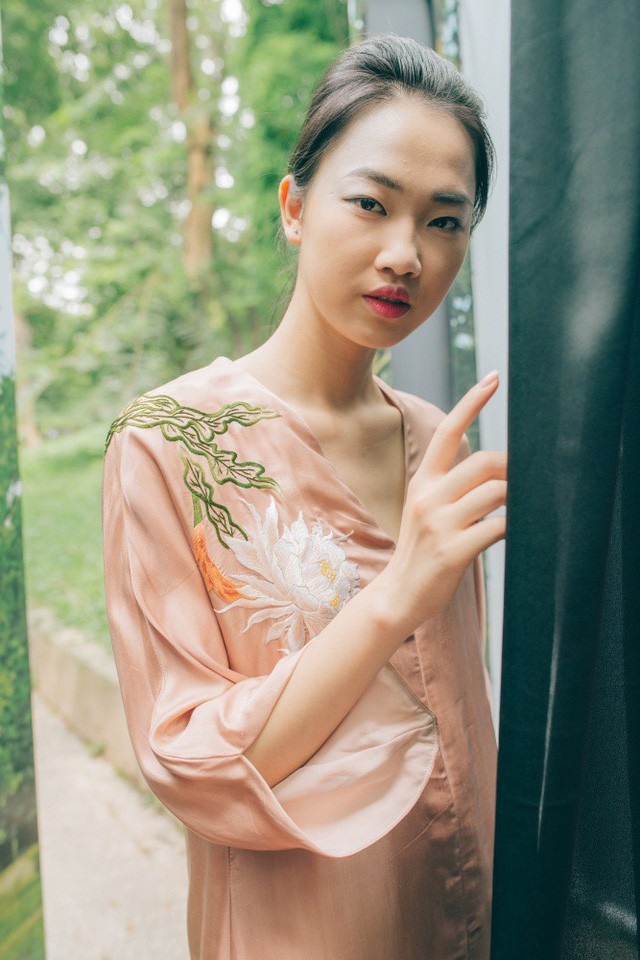 NTK Thanh Thuý “thêu” váy áo bằng kí ức chong đèn dầu sợ hoa quỳnh… xấu hổ - 15 NTK Thanh Thuý “thêu” váy áo bằng kí ức chong đèn dầu sợ hoa quỳnh… xấu hổ - 15
