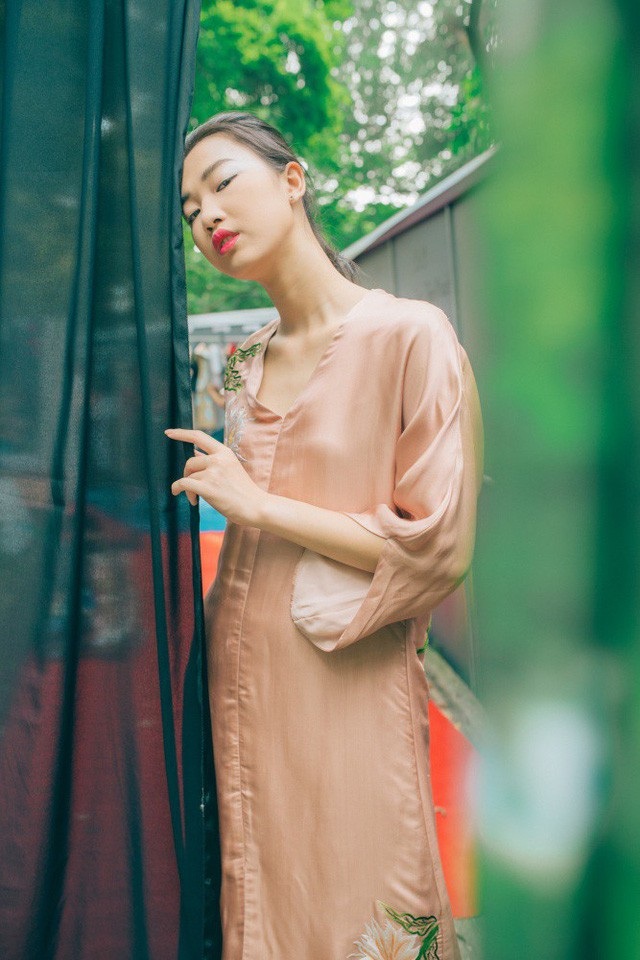 NTK Thanh Thuý “thêu” váy áo bằng kí ức chong đèn dầu sợ hoa quỳnh… xấu hổ - 16 NTK Thanh Thuý “thêu” váy áo bằng kí ức chong đèn dầu sợ hoa quỳnh… xấu hổ - 16