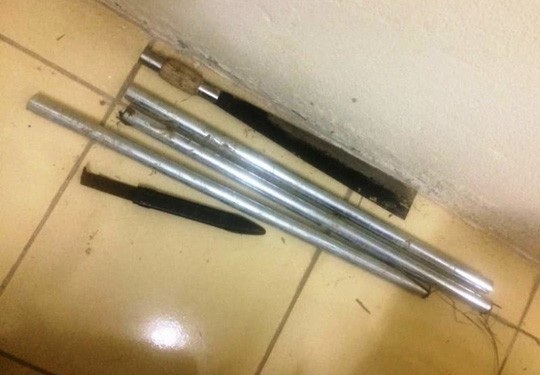 Lại xuất hiện côn đồ "bảo kê" máy gặt? - 4 Hung khí mà các đối tượng bỏ lại trong vụ bảo kê máy gặt xảy ra ở xã Quảng Trường, huyện Quảng Xương.