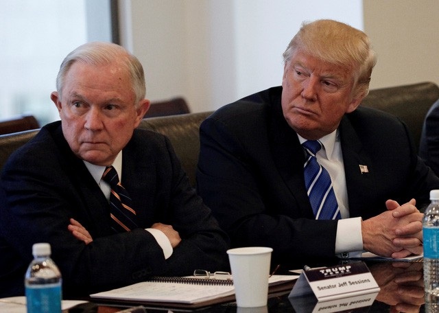 Tổng thống Trump công kích dữ dội Bộ trưởng Tư pháp Mỹ - 1 Bộ trưởng Tư pháp Jeff Sessions và Tổng thống Donald Trump (Ảnh: Reuters)