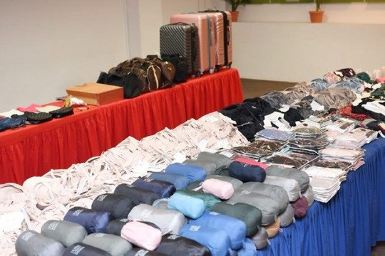 Bộ Ngoại giao nói về việc 4 người Việt bị bắt vì trộm đồ ở Singapore - 1 Tang vật cảnh sát Singapore thu giữ từ 4 người Việt bị bắt (ảnh: Straits Times)