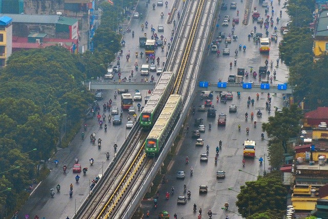 Vận hành thử toàn hệ thống đường sắt Cát Linh - Hà Đông - 5
Các đoàn tàu chạy trên cao đầu tiên tại Việt Nam đã hoà nhập vào mạng lưới giao thông thủ đô sau gần 10 năm thực hiện dự án (ảnh: Toàn Vũ)