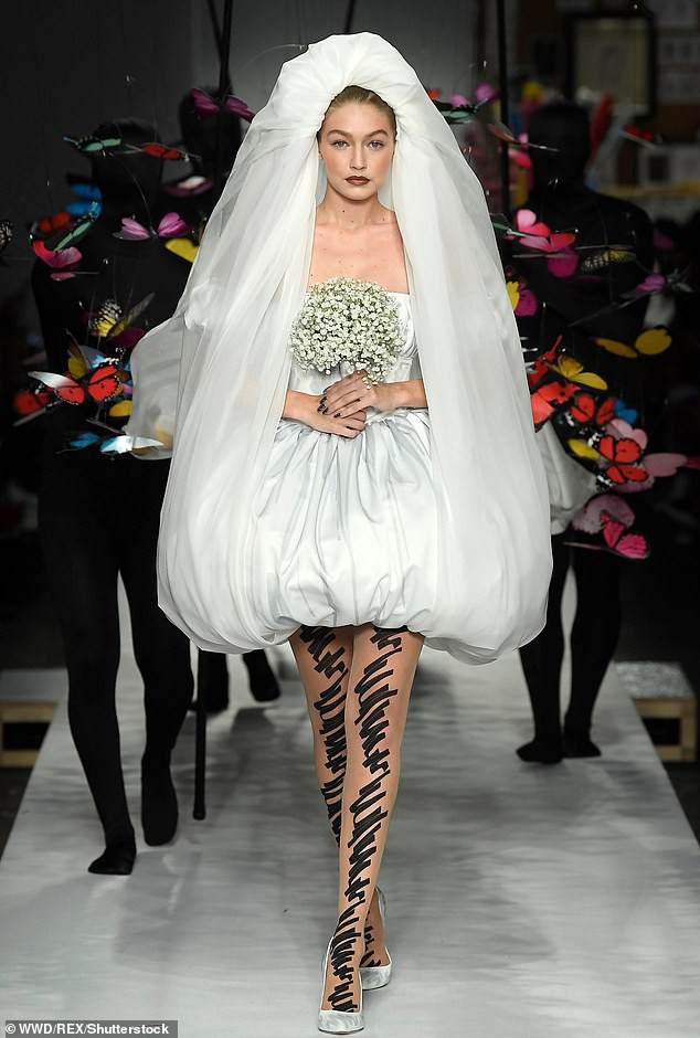 Gigi Hadid hóa cô dâu xinh đẹp - 1
Gigi Hadid là vơ đét trong show diễn ngày 20/9 của Moschino