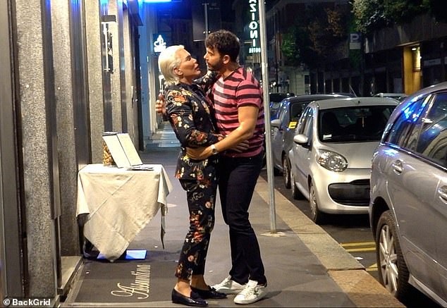 "Búp bê Ken" có bạn trai mới - 1
Sao truyền hình thực tế Rodrigo Alves âu yếm bạn trai mới Giancomo Milano trên đường phố Milan ngày 19/9 vừa qua