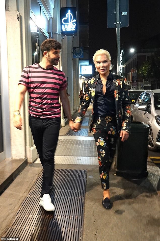 "Búp bê Ken" có bạn trai mới - 4
Giancomo Milano là ca sỹ kiêm bác sỹ phẫu thuật thẩm mỹ