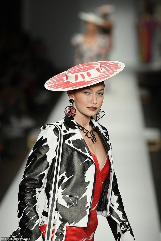 Gigi Hadid hóa cô dâu xinh đẹp - 5
Chân dài xinh đẹp tỏa sáng trên sàn catwalk