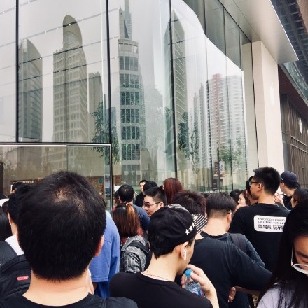 
Người hâm mộ đứng xếp hàng mua iPhone tại tỉnh Tô Châu, Trung Quốc trong ngày mở bán.
