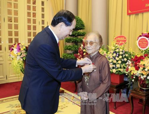 Ngày 31/8/2017, Chủ tịch nước Trần Đại Quang trao Huy hiệu 70 năm tuổi Đảng cho bà Nguyễn Thị Bình, nguyên Uỷ viên Ban Chấp hành Trung ương Đảng, nguyên Phó Chủ tịch nước CHXHCN Việt Nam (ảnh: TTXVN)