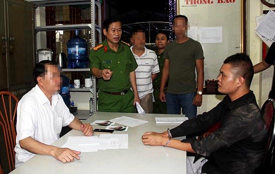 Thu được súng tại hiện trường vụ cướp tiệm vàng ở Sơn La - 2 Cảnh sát đấu tranh với 2 nghi phạm bị bắt giữ. (Ảnh: báo Sơn La)