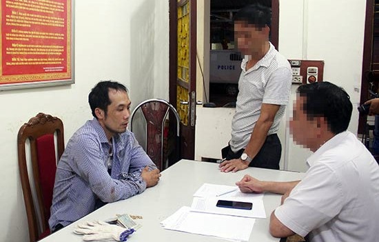 Thu được súng tại hiện trường vụ cướp tiệm vàng ở Sơn La - 1 Thu được súng tại hiện trường vụ cướp tiệm vàng ở Sơn La - 1