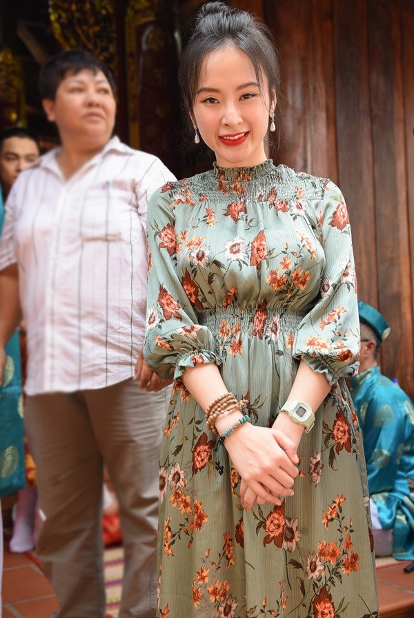 Angela Phương Trinh kín đáo khi đến nhà thờ Tổ dâng hương