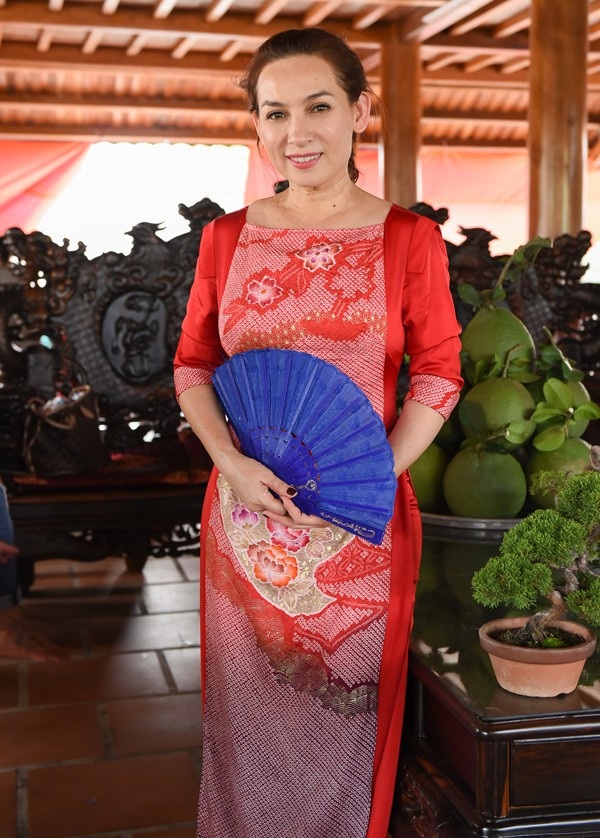 Ca sĩ Phi Nhung khá thân thiết với nghệ sĩ Hoài Linh, cô cũng đến rất sớm và chọn trang phục áo dài quen thuộc