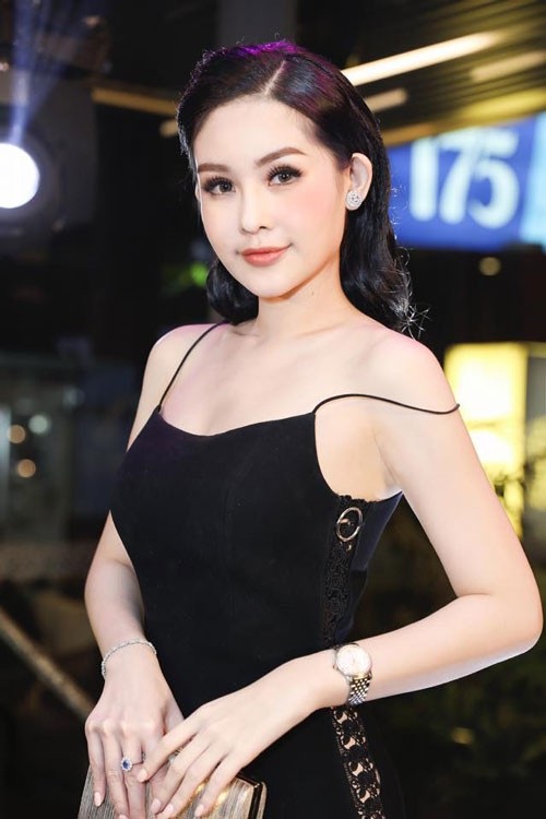 Hoa hậu Ngân Anh “lột xác” vô cùng quyến rũ - 2
Sau khi giành vương miện Hoa hậu Đại dương, nhan sắc của Lê Âu Ngân Anh ngày càng tỏa sáng. Người đẹp chăm chút hình ảnh và nhận được nhiều lời khen về vóc dáng.