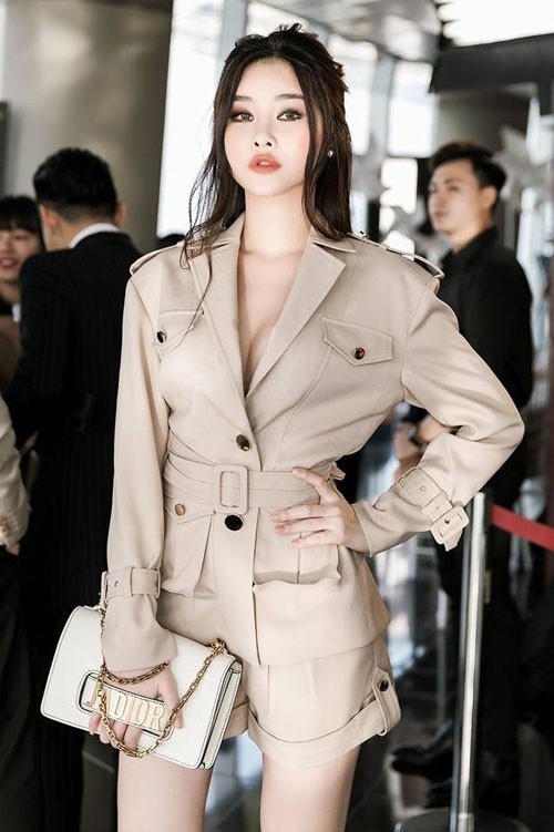 Hoa hậu Ngân Anh “lột xác” vô cùng quyến rũ - 3
Vẻ quyến rũ và gu thời trang sành điệu của nàng Hoa hậu
