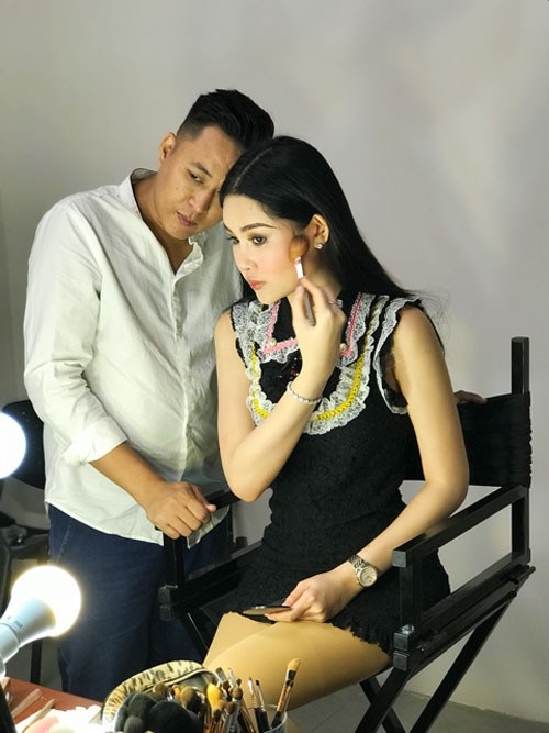 Hoa hậu Ngân Anh “lột xác” vô cùng quyến rũ - 8
Ngân Anh cũng chia sẻ thêm: “Bản thân mình ngày trước khi đi học đã rất nhút nhát, và thiếu tự tin, gia đình và bạn bè mình luôn bảo con đường mình đang lựa chọn không hề phù hợp với mình. Nhưng muốn thành công và đạt được những kế hoạch đã định hướng, mình quyết định đẩy bản thân ra vùng an toàn với việc theo khóa học này”.