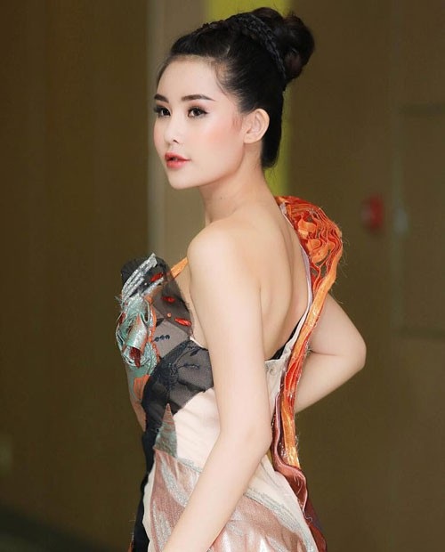Hoa hậu Ngân Anh “lột xác” vô cùng quyến rũ - 1
Lê Âu Ngân Anh đăng quang Hoa hậu Đại Dương 2017 khi ngoài 20 tuổi. Vào thời điểm giành vương miện, người đẹp sở hữu chiều cao 1m74 và số đo ba vòng 86-58-94. Dù nhận ý kiến trái chiều về nhan sắc nhưng cô gái gốc Tiền Giang ngày càng chiếm thiện cảm với sự nỗ lực, cố gắng hoàn thiện hình ảnh cũng như tri thức.