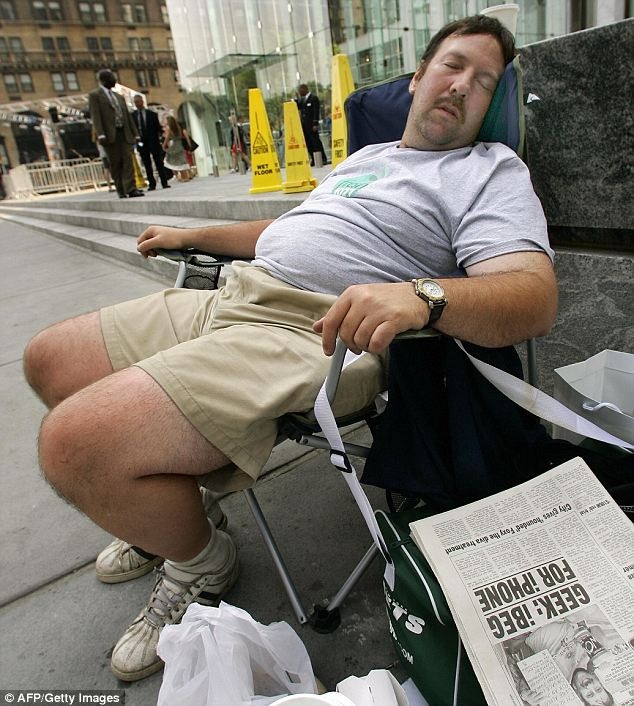 Greg Packer ngồi chờ bên ngoài Apple Store tại New York trước 110 giờ đến thời điểm iPhone đầu tiên bán ra