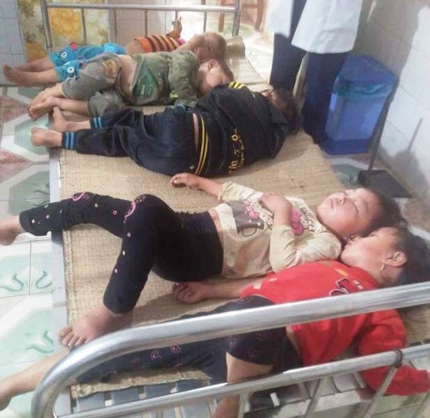 Đi gặt lúa, 7 người phải nhập viện do bị ong rừng đốt - 1 Các cháu nhỏ phải nhập viện sau khi bị ong rừng đốt.