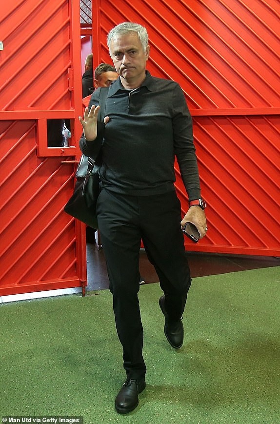 
Mourinho tới sân Old Trafford cùng các học trò
