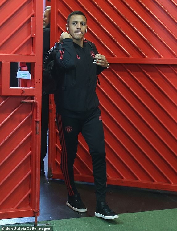 
Sanchez đến sân, anh trở lại đội hình xuất phát của Man Utd
