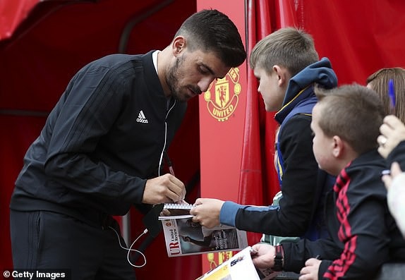 
Ruben Neves cho chữ ký người hâm mộ
