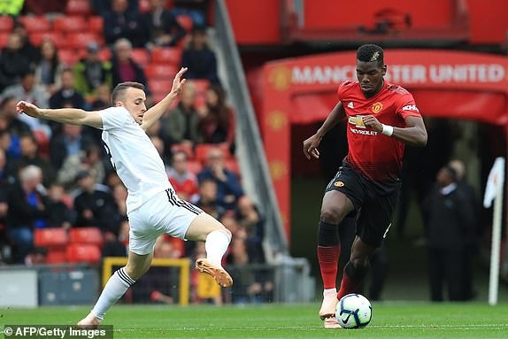 
Pha đi bóng của Pogba (phải)
