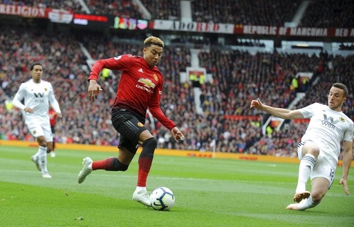
Lingard đi bóng trước sự truy cản quyết liệt của Jota
