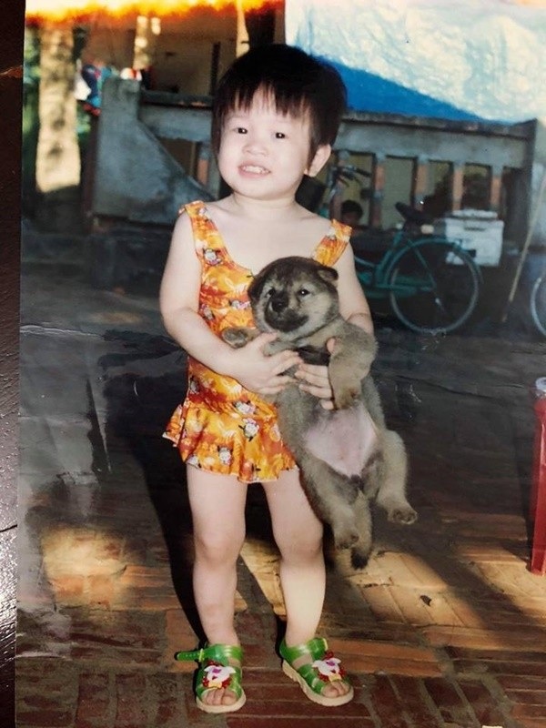 Tiết lộ hình ảnh thuở thơ ấu của Hoa hậu, Á hậu Việt Nam 2018 - 17 Hình ảnh tuổi thơ của Phương Nga khiến nhiều người thích thú bởi gương mặt đáng yêu, bầu bĩnh và khá tươi tắn.