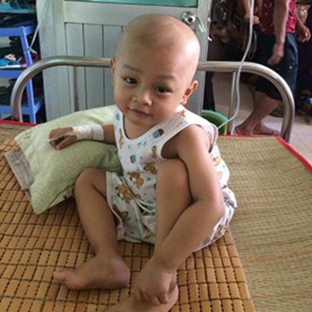Hai vợ chồng nghẹn đắng trước cảnh con gái bị tan máu, con trai mắc ung thư - 2 Căn bệnh u bướu nguyên bào thần kinh đã di căn sang xương buộc Hữu Toàn phải điều trị bằng hóa chất