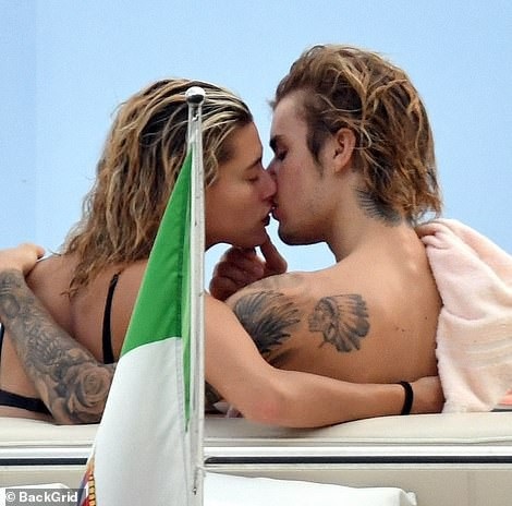 Justin Bieber tình tứ bên Hailey Baldwin - 1
Justin Bieber và Hailey Baldwin thư giãn trên du thuyền tại Ý ngày 21/9 vừa qua