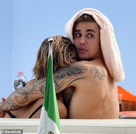 Justin Bieber tình tứ bên Hailey Baldwin - 2
Cặp đôi đẹp của Hollywood mới đính hôn hồi tháng 7 vừa qua