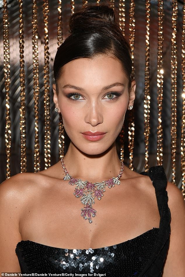 Bella Hadid sexy dự tiệc - 4
Siêu mẫu Mỹ trang điểm nhẹ nhàng và lôi cuốn