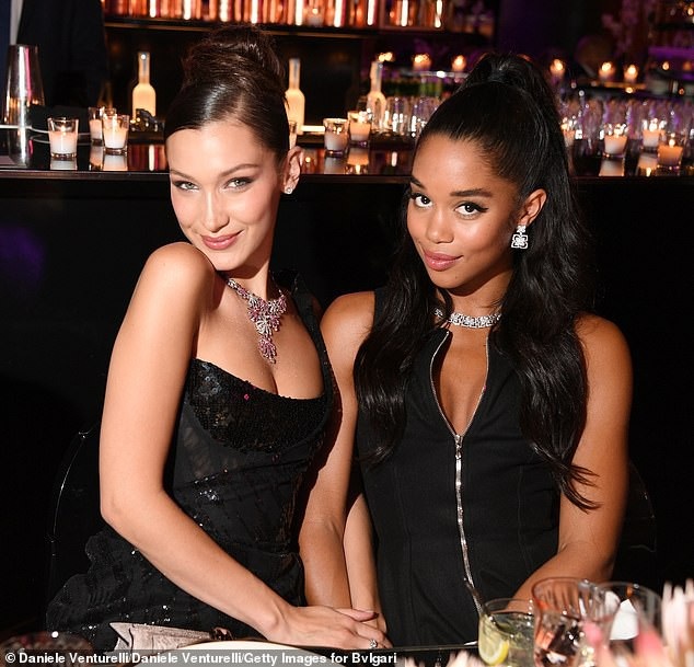 Bella Hadid sexy dự tiệc - 7
Bella Hadid dự tiệc cùng nữ diễn viên Laura Harrier 