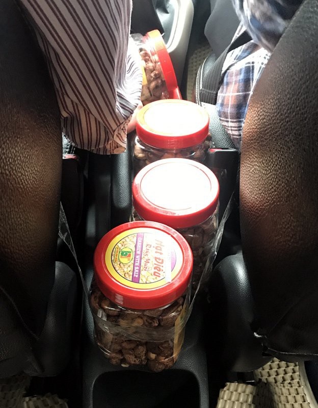 Chèn hạt điều khắp ô tô: Anh taxi vui tính tháng kiếm thêm ngàn USD - 2 Chỉ tranh thủ bán hàng trên xe lúc chở khách, nhiều tài xế taxi có thể kiếm được khoản tiền kha khá hàng tháng